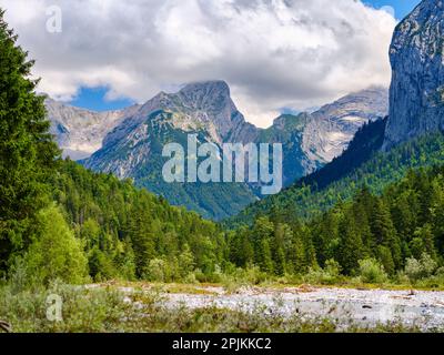 Karwendel-Gebirge in der Nähe der eng-Alpe im Tal des Rissbachs in Tirol, Österreich Stockfoto