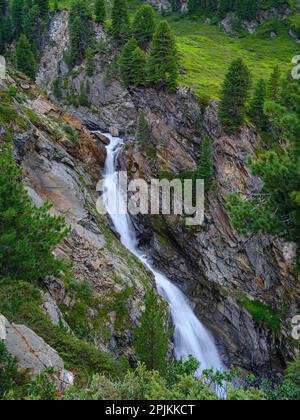 Wasserfall Rotmooswasserfall in den Otztalen Alpen im Naturepark Otztal. Europa, Österreich, Tirol Stockfoto