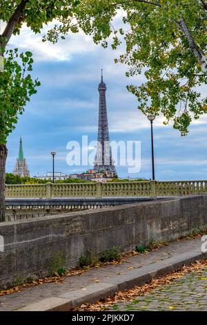 Paris. Eiffelturm mit Blick auf das Gebiet und die Straße. Stockfoto