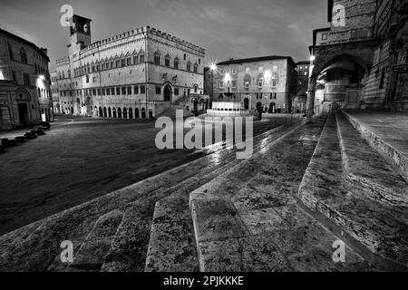 Italien, Umbrien, Perugia. Palazzo dei Priori und Fontana Maggiore, ein mittelalterlicher Brunnen auf der Piazza IV Novembre. Stockfoto