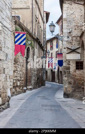 Italien, Umbrien. Straßen im historischen Viertel San Gemini mit Festivalflaggen. Stockfoto
