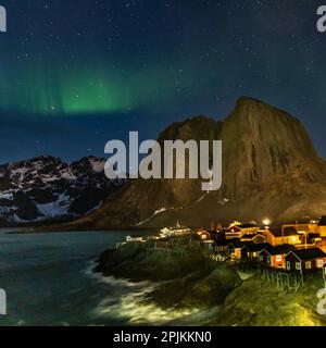 Norwegen, Lofoten. Aurora Borealis am Himmel über Hamnoy in reine Stockfoto