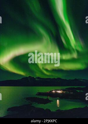 Nordlichter über der Siedlung Kuummiit. Ammassalik-Gebiet in Ostgrönland, dänisches Gebiet Stockfoto