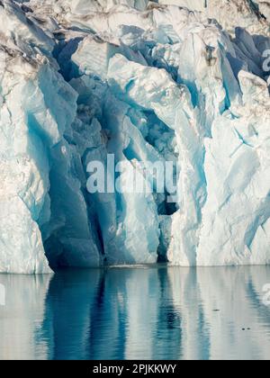 Knud-Rasmussen-Gletscher (auch Apuseeq-Gletscher genannt) in Sermiligaaq Fjord, Ammassalik, Dänisches Territorium. Stockfoto