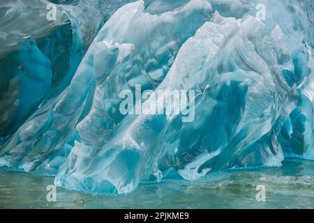 Kristalliner Eisberg im Endicott Arm. Stockfoto