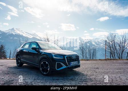Der brandneue Audi Q2 steht am Straßenrand mit Schweizer Bergen im Hintergrund Stockfoto