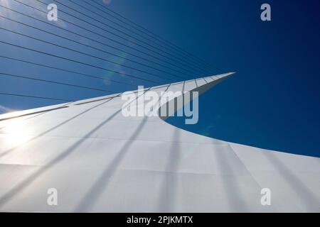 Anmutige Sundial Bridge über dem Sacramento River in Redding. Stockfoto