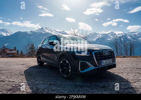 Der brandneue Audi Q2 steht am Straßenrand mit Schweizer Bergen im Hintergrund Stockfoto