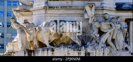 Lissabon, Portugal - 4. Januar 2023: Ein altes Steinmonument mit Skulpturen von Menschen, die eine Kuh bewegen Stockfoto