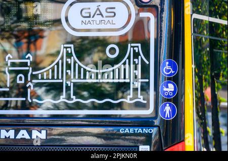 Lissabon, Portugal - 4. Januar 2023: Öffentlicher Bus mit Erdgaskraftstoff. Nahaufnahme der Heckscheibe mit der Abbildung einer weißen bri Stockfoto