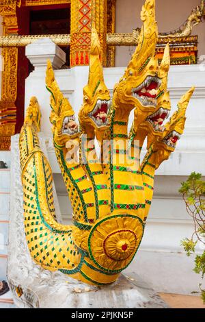 Laos, Luang Prabang. Mehrköpfige Naga-Statue (Schlange) in Haw Pha Bang. Stockfoto