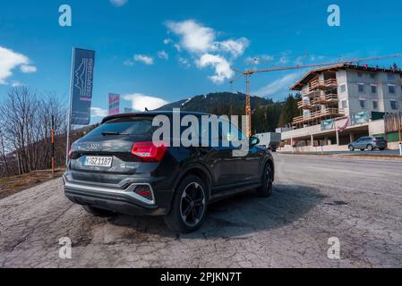 Der brandneue Audi Q2 steht am Straßenrand mit Schweizer Bergen im Hintergrund Stockfoto