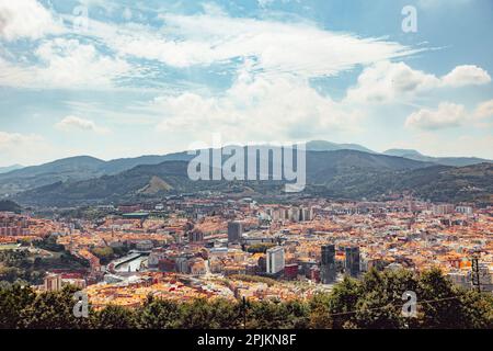 Landschaftsblick auf die Stadt Bilbao vom Berg Artxanda an einem sonnigen Tag. Genießen Sie einen schönen Urlaub im Baskenland, Spanien Stockfoto