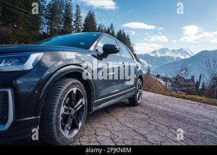 Der brandneue Audi Q2 steht am Straßenrand mit Schweizer Bergen im Hintergrund Stockfoto
