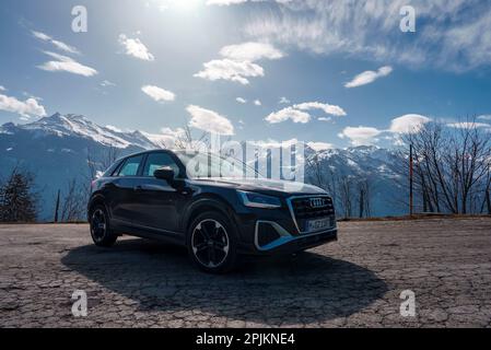 Der brandneue Audi Q2 steht am Straßenrand mit Schweizer Bergen im Hintergrund Stockfoto