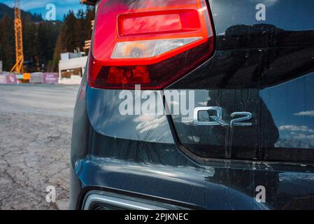 Der brandneue Audi Q2 steht am Straßenrand mit Schweizer Bergen im Hintergrund Stockfoto