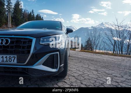 Der brandneue Audi Q2 steht am Straßenrand mit Schweizer Bergen im Hintergrund Stockfoto