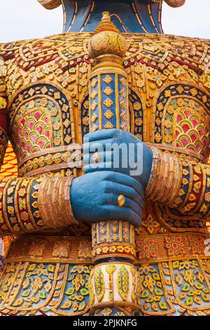 Thailand, Bangkok. Yaksha, der Dämon, der im Ramayana dargestellt wird, bewacht Wat Phra Kaew (Tempel des Smaragd-Buddha). Stockfoto
