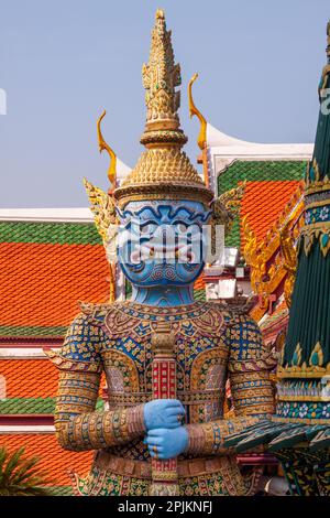 Thailand, Bangkok. Yaksha, der Dämon, der im Ramayana dargestellt wird, bewacht Wat Phra Kaew (Tempel des Smaragd-Buddha). Stockfoto