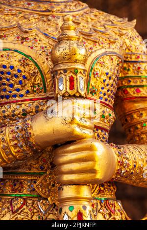 Thailand, Bangkok. Yaksha, der Dämon, der im Ramayana dargestellt wird, bewacht Wat Phra Kaew (Tempel des Smaragd-Buddha). Stockfoto