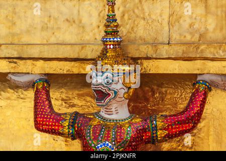 Thailand, Bangkok. Yaksha, der Dämon, der im Ramayana dargestellt wird, bewacht Wat Phra Kaew (Tempel des Smaragd-Buddha). Stockfoto