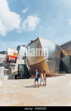 Bilbao, Spanien - September 2022: Fassade und Eingang des Guggenheim Museums in Bilbao. Das Guggenheim Museum Bilbao ist ein Museum der Moderne und Verachtung Stockfoto