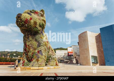 Bilbao, Spanien - September 2022: Hündchen, die von Jeff Koons entworfene blumige Hundeskulptur, vor dem Guggenheim-Museum in Bilbao, Spanien, in sonniger Umgebung Stockfoto