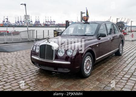 Hamburg, Deutschland. 31. März 2023. Die Bentley State Limousine, die staatliche Kutsche der britischen Monarchen, ist im Hamburger Hafen zu sehen. Am Ende der dreitägigen Reise nach Deutschland besuchten der britische König und seine Frau die Hansestadt Hamburg. Kredit: Bodo Marks/dpa/Alamy Live News Stockfoto