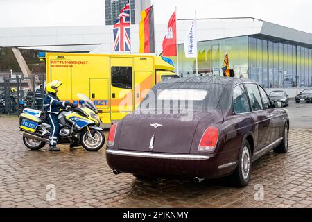 Hamburg, Deutschland. 31. März 2023. Die Bentley State Limousine, die staatliche Kutsche der britischen Monarchen, ist im Hamburger Hafen zu sehen. Am Ende der dreitägigen Reise nach Deutschland besuchten der britische König und seine Frau die Hansestadt Hamburg. Kredit: Bodo Marks/dpa/Alamy Live News Stockfoto