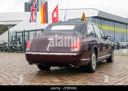 Hamburg, Deutschland. 31. März 2023. Die Bentley State Limousine, die staatliche Kutsche der britischen Monarchen, ist im Hamburger Hafen zu sehen. Am Ende der dreitägigen Reise nach Deutschland besuchten der britische König und seine Frau die Hansestadt Hamburg. Kredit: Bodo Marks/dpa/Alamy Live News Stockfoto