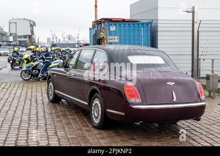 Hamburg, Deutschland. 31. März 2023. Die Bentley State Limousine, die staatliche Kutsche der britischen Monarchen, ist im Hamburger Hafen zu sehen. Am Ende der dreitägigen Reise nach Deutschland besuchten der britische König und seine Frau die Hansestadt Hamburg. Kredit: Bodo Marks/dpa/Alamy Live News Stockfoto