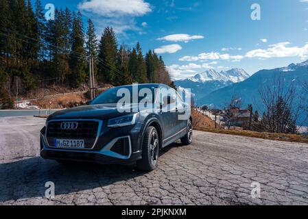 Der brandneue Audi Q2 steht am Straßenrand mit Schweizer Bergen im Hintergrund Stockfoto