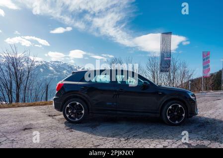 Der brandneue Audi Q2 steht am Straßenrand mit Schweizer Bergen im Hintergrund Stockfoto