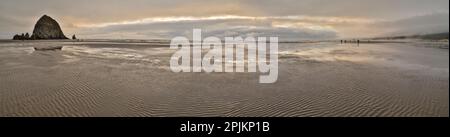 USA, Oregon. Cannon Beach und Panoramablick auf Hystack bei Sonnenuntergang und Ebbe. Stockfoto