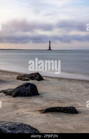 USA, South Carolina, Charleston. Folly Beach und Morris Island Lighthouse Stockfoto