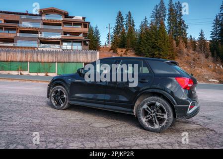 Der brandneue Audi Q2 steht am Straßenrand mit Schweizer Bergen im Hintergrund Stockfoto