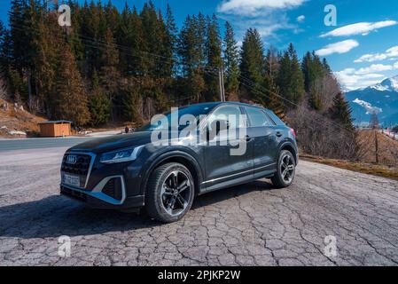 Der brandneue Audi Q2 steht am Straßenrand mit Schweizer Bergen im Hintergrund Stockfoto