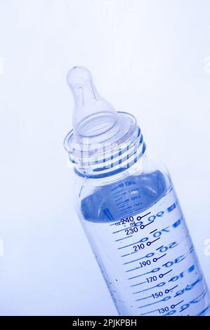 Mit Schnuller und Skala und klares Wasser aus der Flasche. Trinken für das Baby Stockfoto