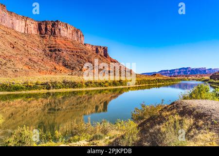 Zugang zum Sandstrand und Fluss. Colorado River, Moab, Utah. Stockfoto