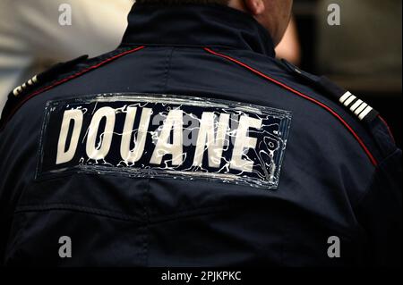 Paris, Frankreich. 03. April 2023. Abbildung eines Zollbeamten am 3. April 2023. Foto: Tomas Stevens/Abaca Press Credit: Abaca Press/Alamy Live News Stockfoto