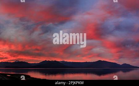 USA, Washington State, Seabeck. Panoramablick auf den Sonnenuntergang auf den Olympic Mountains und dem Hood Canal. Stockfoto