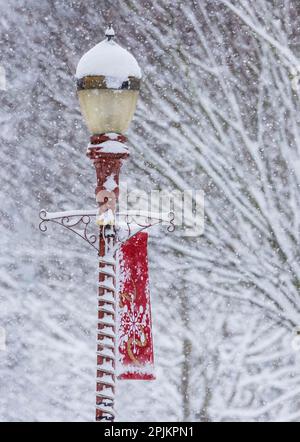 USA, Washington State, Issaquah mit frischem gefallenem Schnee und rotem Laternenpfahl mit Weihnachtsdekorationen Stockfoto