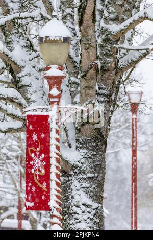 USA, Washington State, Issaquah mit frischem gefallenem Schnee und rotem Laternenpfahl mit Weihnachtsdekorationen Stockfoto