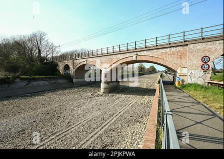 Das trockene Flussbett des Naviglio Grande-Kanals während der Sanierungsarbeiten in Abbiategrasso, Mailand, am 23. März 2023 Stockfoto