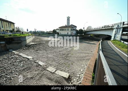 Das trockene Flussbett des Naviglio Grande-Kanals während der Sanierungsarbeiten in Abbiategrasso, Mailand, am 23. März 2023 Stockfoto