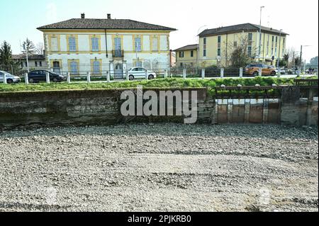 Das trockene Flussbett des Naviglio Grande-Kanals während der Sanierungsarbeiten in Abbiategrasso, Mailand, am 23. März 2023 Stockfoto