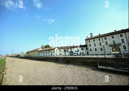 Das trockene Flussbett des Naviglio Grande-Kanals während der Sanierungsarbeiten in Abbiategrasso, Mailand, am 23. März 2023 Stockfoto