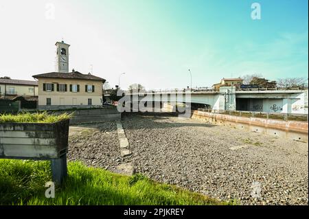 Das trockene Flussbett des Naviglio Grande-Kanals während der Sanierungsarbeiten in Abbiategrasso, Mailand, am 23. März 2023 Stockfoto