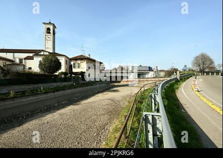 Das trockene Flussbett des Naviglio Grande-Kanals während der Sanierungsarbeiten in Abbiategrasso, Mailand, am 23. März 2023 Stockfoto