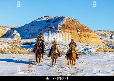 USA, Wyoming. Versteck Pferderanch, Rangler und Pferde im Schnee. (HERR, PR) Stockfoto